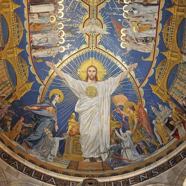 Ein Bild des Deckenmosaiks in Sacre-Coeur