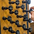 Bild von Registerzügen an einer Kirchenorgel